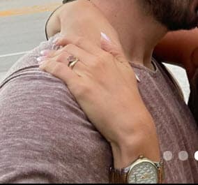 Algunos fans aseguran que el anillo en las nuevas fotos es una sortija que ella ya tenía desde antes de iniciar el romance con el actor. 
<br>