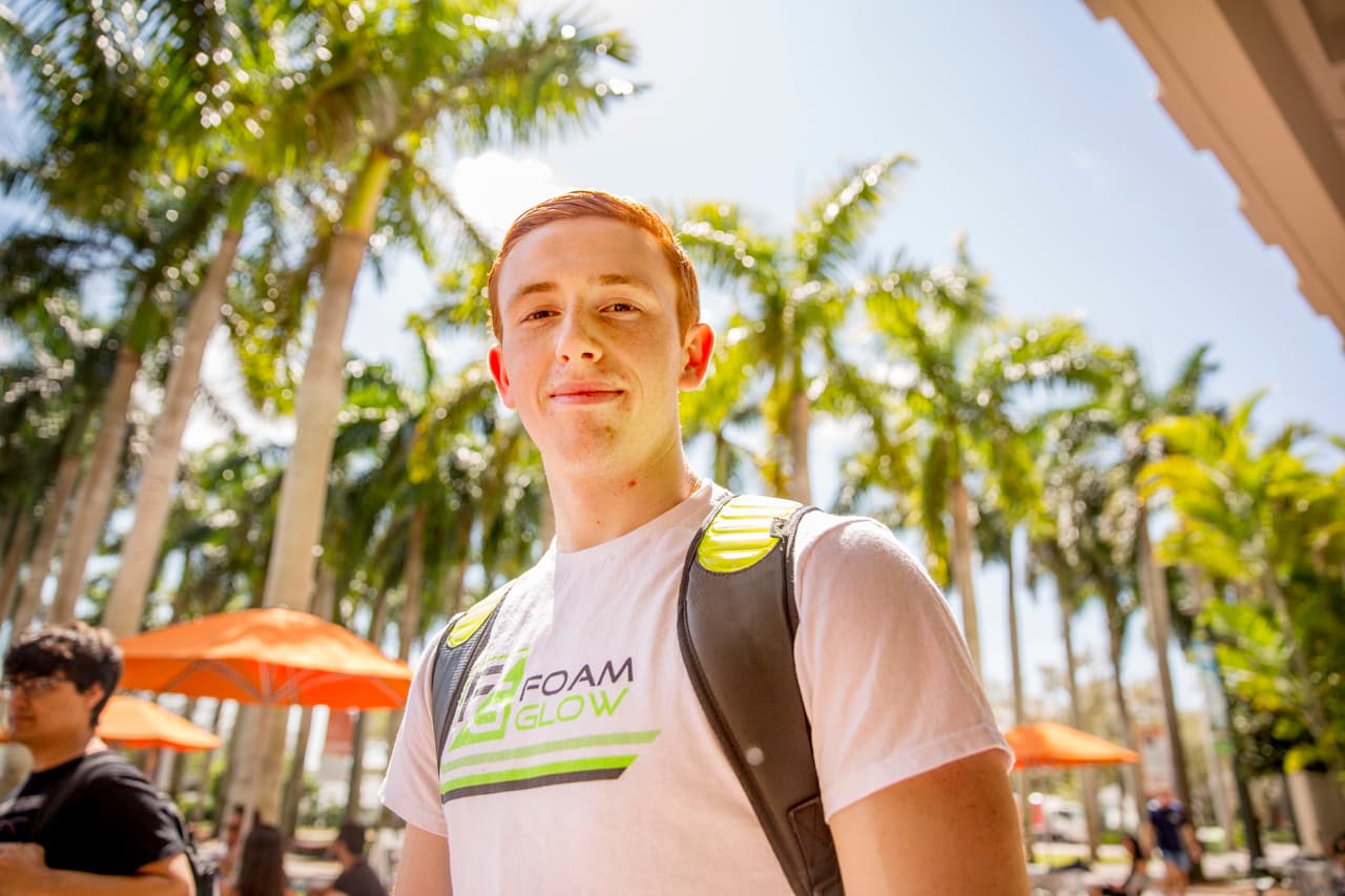 Donald Foiani. 18 años. Estadounidense. “Estoy indeciso. En mi opinión, Trump se comporta demasiadas veces como imbécil y eso dificulta que se le respete como presidente. Y Hillary Clinton debe ser arrestada; si fuese cualquier otra persona estuviera presa. Si ellos obtuvieran la nominación, como estudiante de finanzas, creo que me inclinaría hacia Trump. Respeto el hecho de que al final del día no le debe nada a nadie".