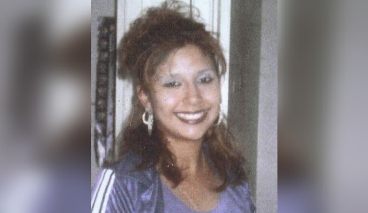 El cuerpo sin vida de
<b>Valerie Laguna</b> fue hallado en el cementerio Cristo Rey, a las afueras de Cotulla, el 19 de julio del 2005. Había sido vista por última vez esa mañana. Laguna, de 26 años, tenía ocho meses de embarazo. Se determinó que tenía señales de trauma en su cabeza y heridas en el cuello, según DPS.