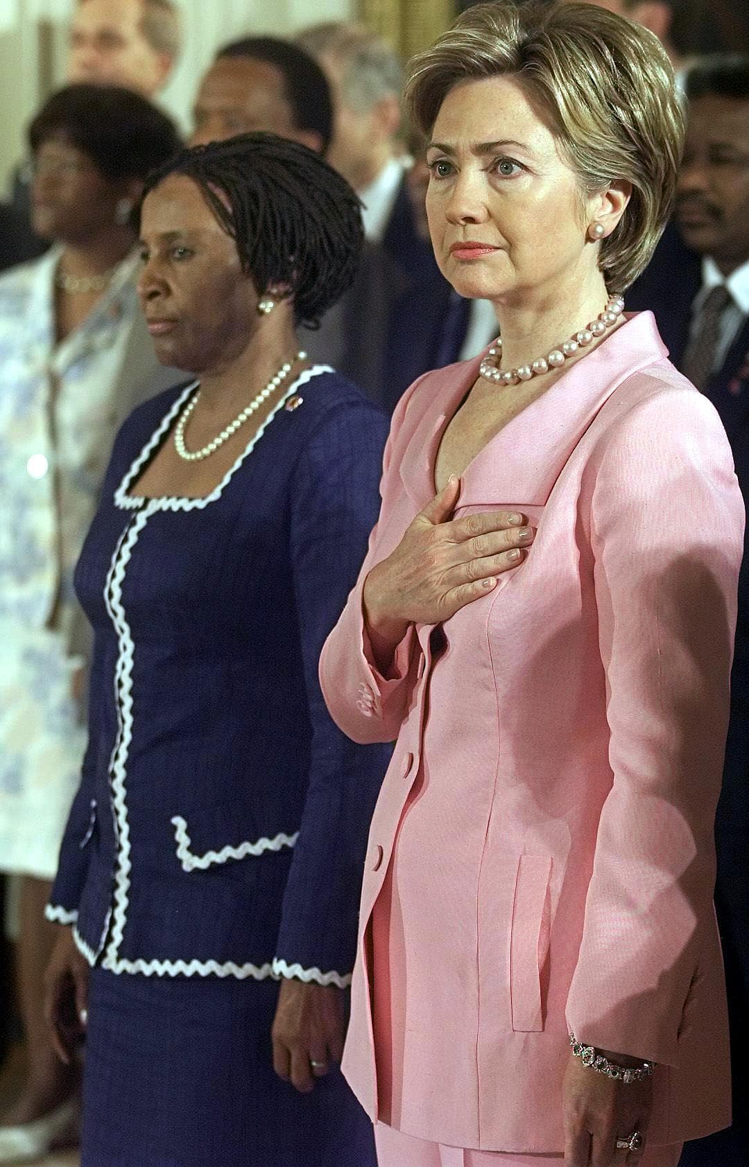 En la Casa Blanca la vimos recibir a diferentes mandatarios, como fue el caso del presidente de Sudáfrica en el 2000, vestida con una fórmula que resultaba práctica y elegante. Un saco largo hasta su primera cadera, unos pantalones rectos y un collar de perlas. Todo emparentado en el mismo color. (TIM SLOAN/AFP/Getty Images)
<br>