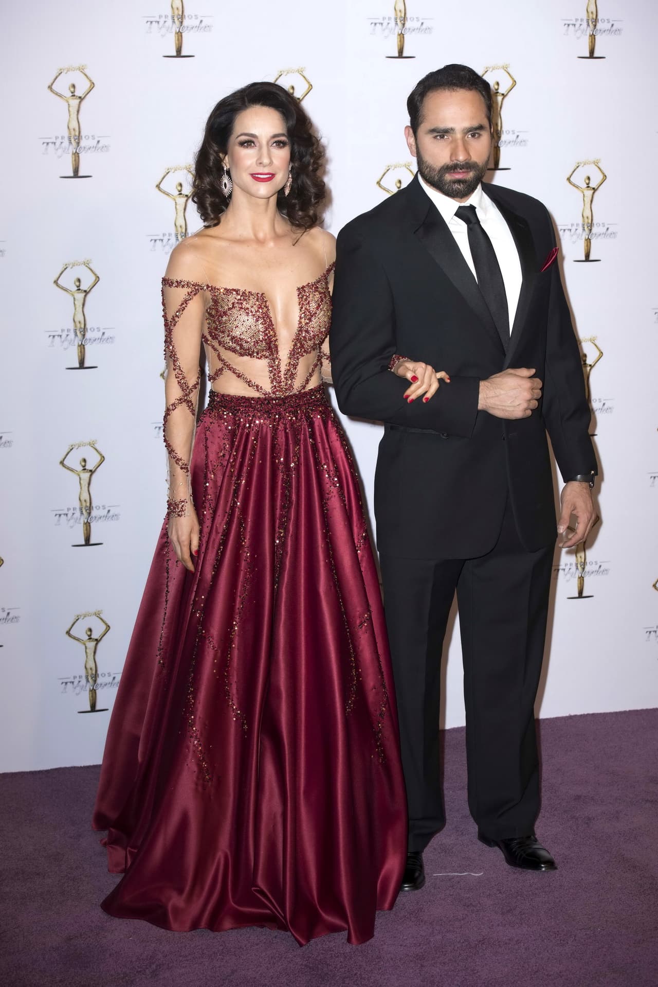 <b><a href="http://www.univision.com/temas/susana-gonzalez">Susana González</a></b> demostró que gracias a la obra 
<i>Aventurera</i> continúa teniendo su esbelta figura, además llegó muy bien acompañada por su pareja.