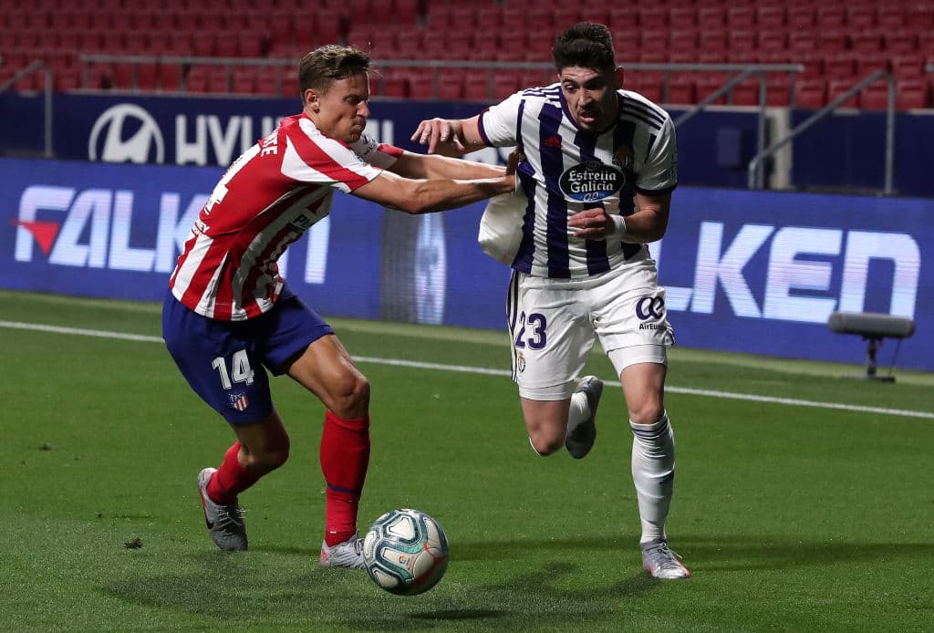 Marcos Llorente se ve superado por Waldo Rubio, por lo que lo desplaza y el árbitro concede la falta.