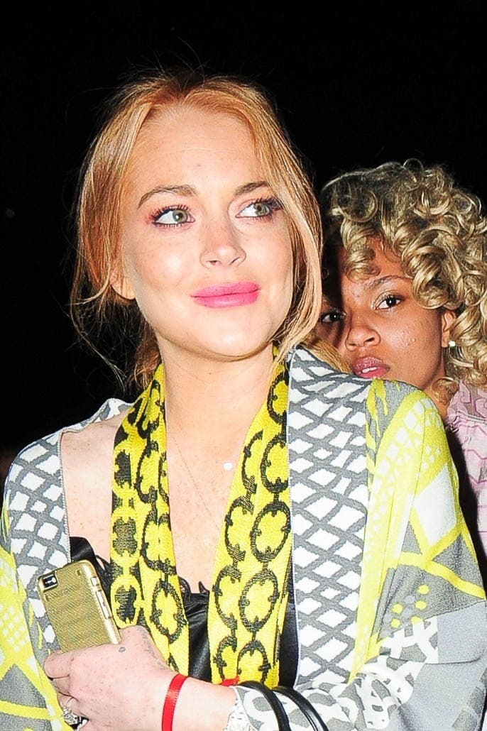 La actriz y cantante salió a ponerle color a la noche londinense