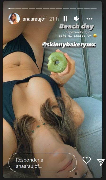 La ex de Pablo Lyle publicó esta foto comiendo una de las rosquillas y escribió: "Esperando que baje el índice UV (ultavioleta)".
<br>