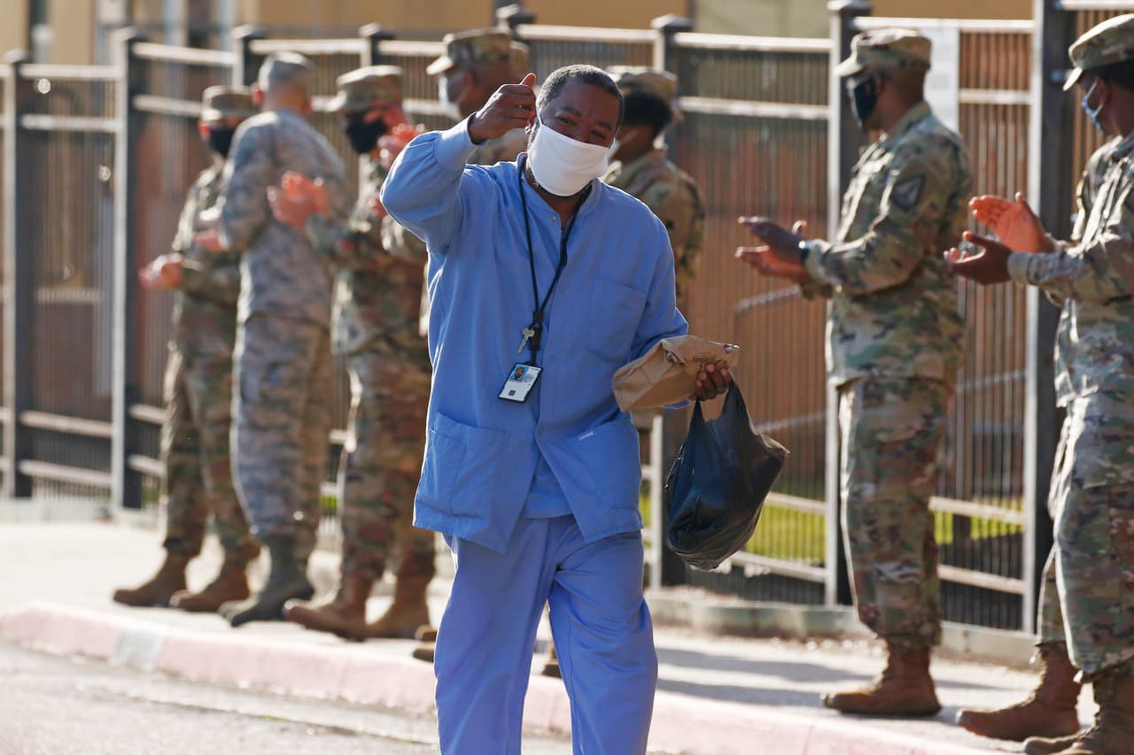 Un empleado de un centro médico militar en Jackson, Mississippi, recibe aplausos el Día de la Enfermera, parte de una serie de actividades a propósito de la Semana Nacional de Enfermeras en Estados Unidos, que termina el 12 de mayo.
<br>
