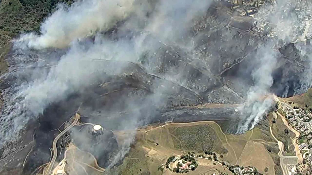 Avanza incendio forestal en Simi Valley y obliga evacuaciones de familias