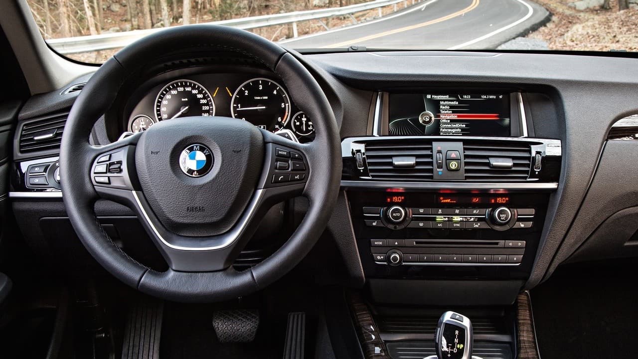 La 
<b>BMW X3 </b>es una crossover de lujo que ha causado furor entre el público estadounidense desde su lanzamiento en el país en 2003. La producción de esta camioneta se mudo a Spartansburg en 2010 con el lanzamiento de su segunda generación.