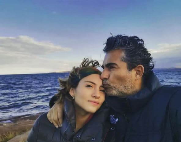 Luego de que su hija revelara que es demisexual, el actor de 
<a href="https://www.vix.com/es-es/detail/series-2039?utm_medium=internal_referral&utm_source=univision&utm_campaign=breaking_news&utm_content=ed_entertainment&utm_term=slideshow" target="_blank">Cadenas De Amargura, telenovela que pueder ver en ViX</a>, hizo hincapié en una publicación de la misma red social en lo orgulloso que está de ella.
<br>