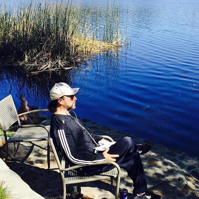 Al músico le encanta aislarse del bullicio y las multitudes, además de que es fan de la meditación y la oración, por lo que durante sus viajes prefiere los lugares aislados y tranquilos en lugar de las grandes ciudades.