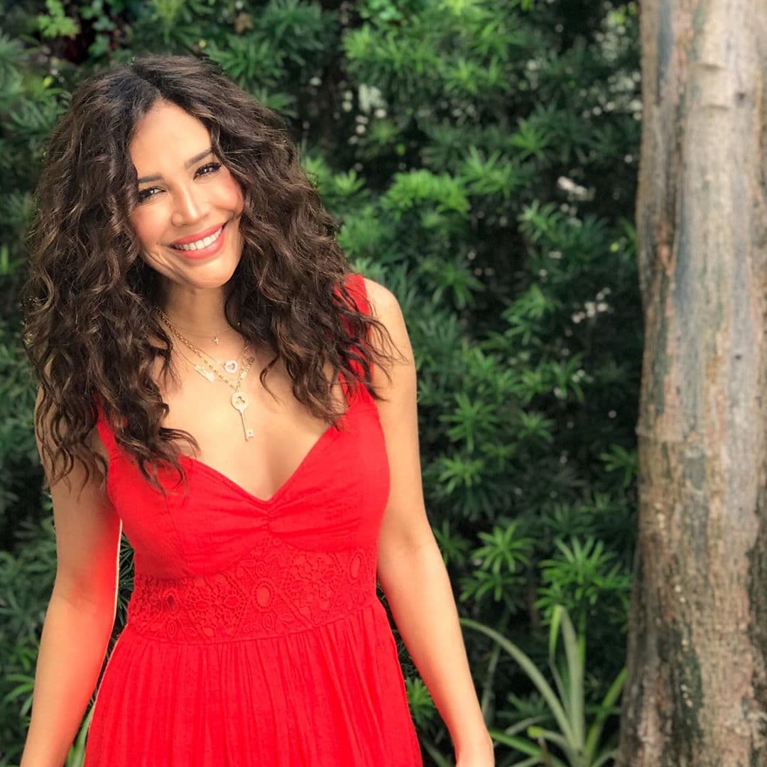 En el mes de agosto, Karla Martínez acaparó las miradas con un cambio de imagen. En redes sociales contó que el cabello rizado le permite conectar con sus raíces pues su cabello natural es ondulado.