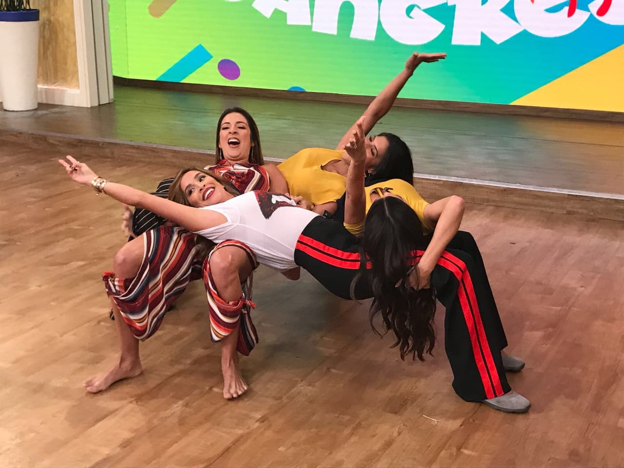 ¡Arriba las mujeres! Ganadoras indiscutibles del juego del cangrejo.