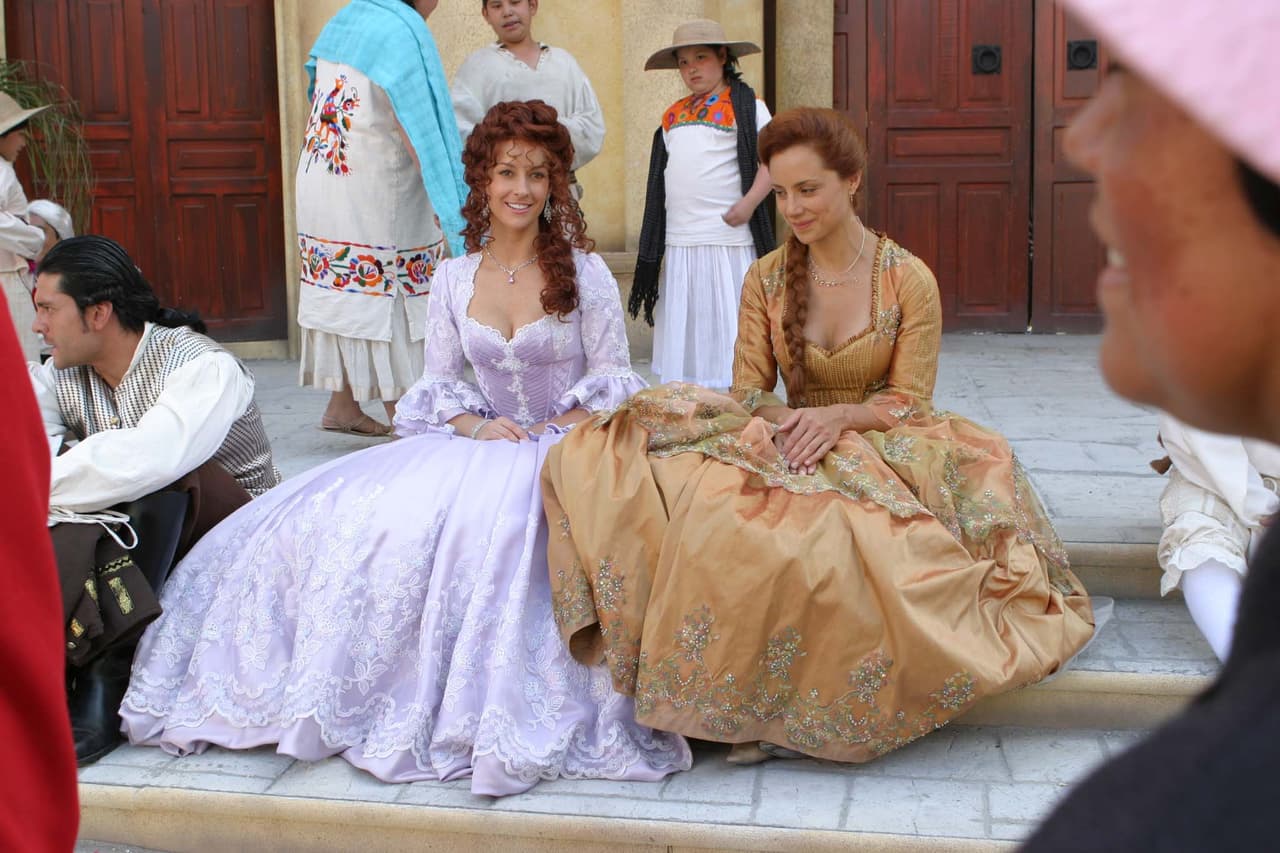 De acuerdo con ‘Cuéntamelo ya’ (2020) para realizar las prendas de época los vestuaristas deben investigar a fondo y partir de ello elaborar cada pieza desde cero; incluyendo botones, puños de camisas, vestidos, calzado y etc.