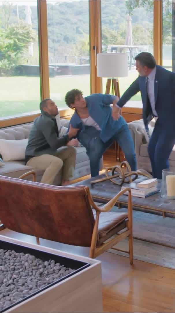 Roberto busca a Adrián en la puerta de su casa