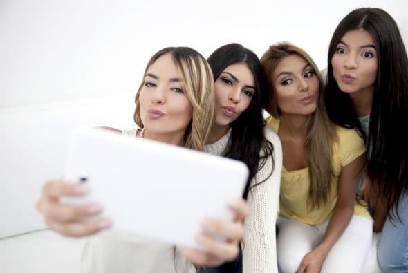 En grupo. Al posar con tus amigas, evita colocarte en el sitio más cercano a la cámara, para no lucir como si fueras más grandota que ellas.