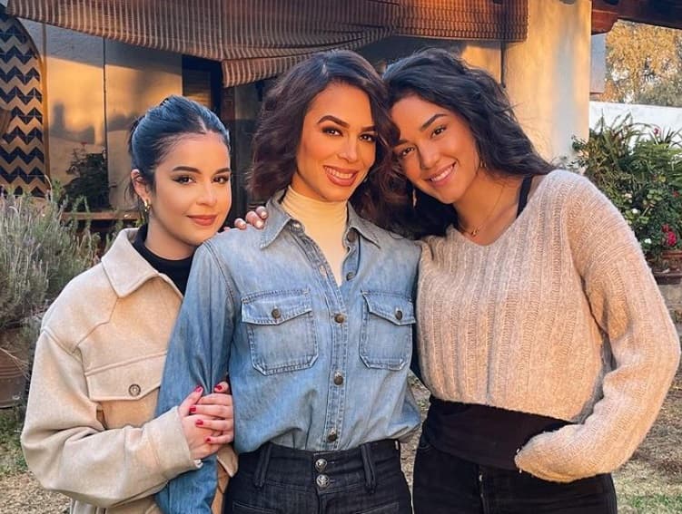 La propia joven de 22 años cree saber la razón por la que sus famosos padres no pueden tomar un avión e ir con ella.