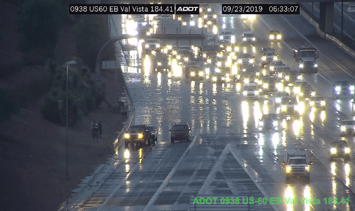 La rampa de salida de la autopista US 60 rumbo al este en Val Vista y tres carriles derechos estaban bloqueados debido a inundaciones. 
<br>