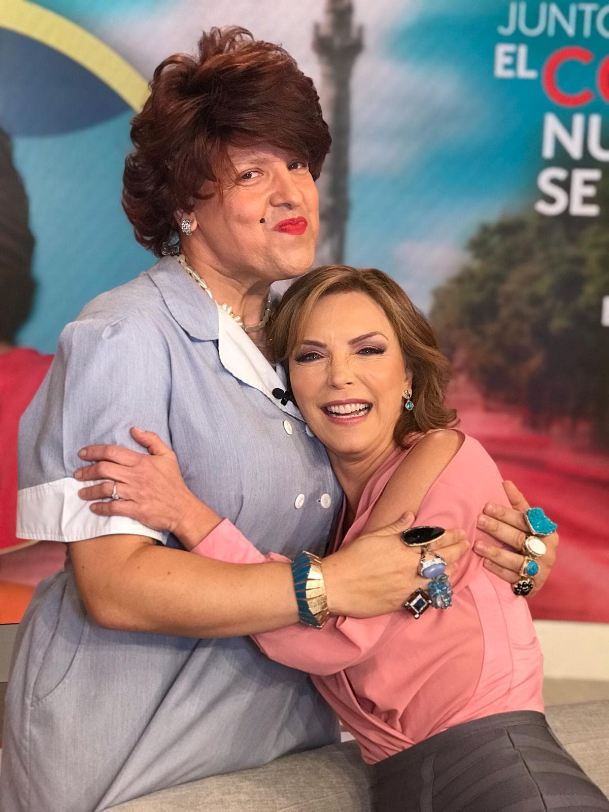 Doña Meche llegó al estudio y aprovechó para decirle cuanto admira su trabajo. Resultó ser conocedora de telenovelas y cantó junto a ellas los temas de principales de los melodramas en los que ha participado.