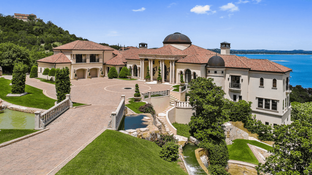 La casa incluye 4 áreas de lavandería, guardarropa, garaje para 5 autos y pisos de mármol en todas partes.