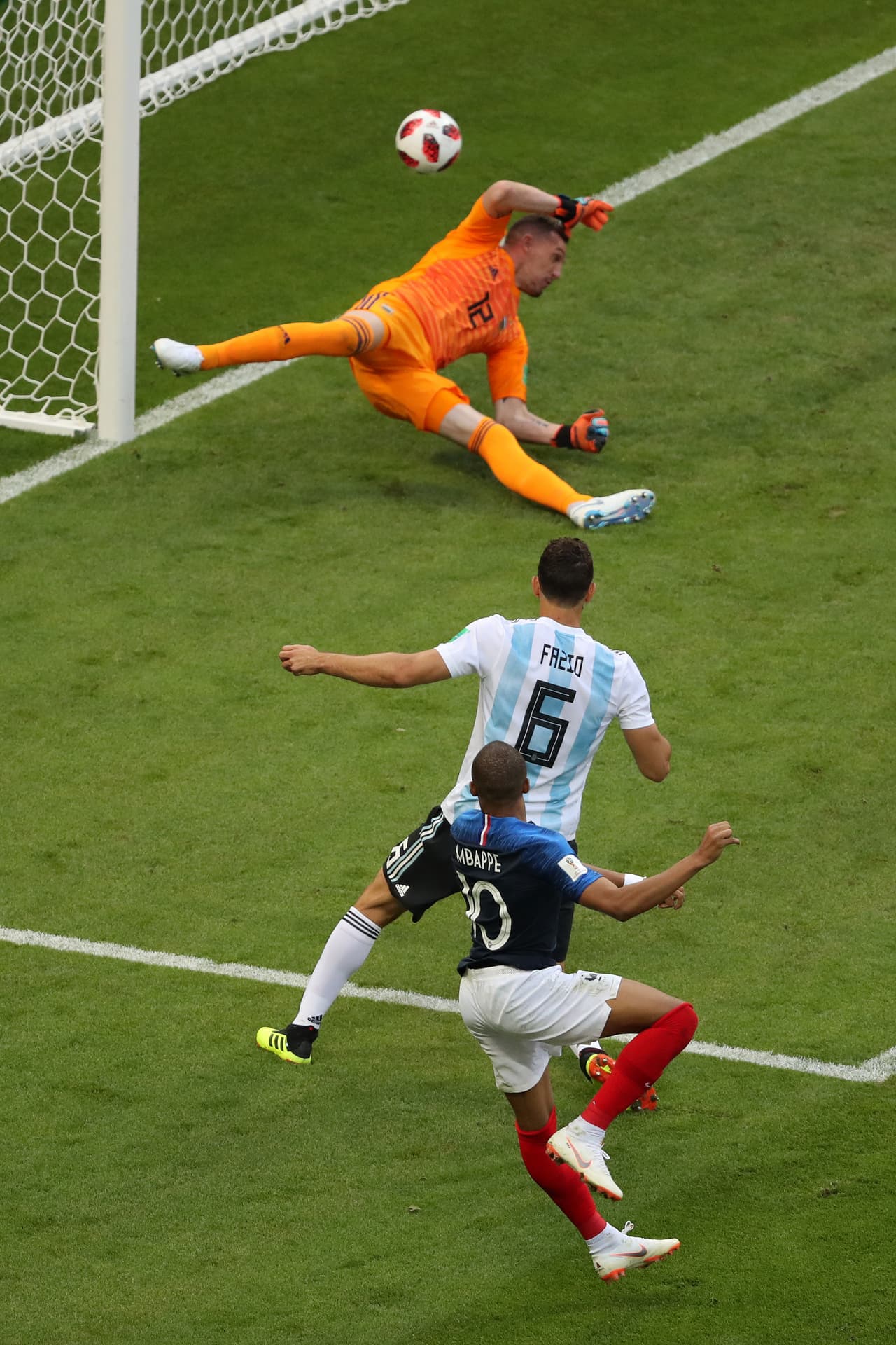 En la sgeunda parte llegó el Mbappé más letal. A su velocidad le imprimió el gol. Al minuto 64 le regresó la ventaja a Francia con este remate.