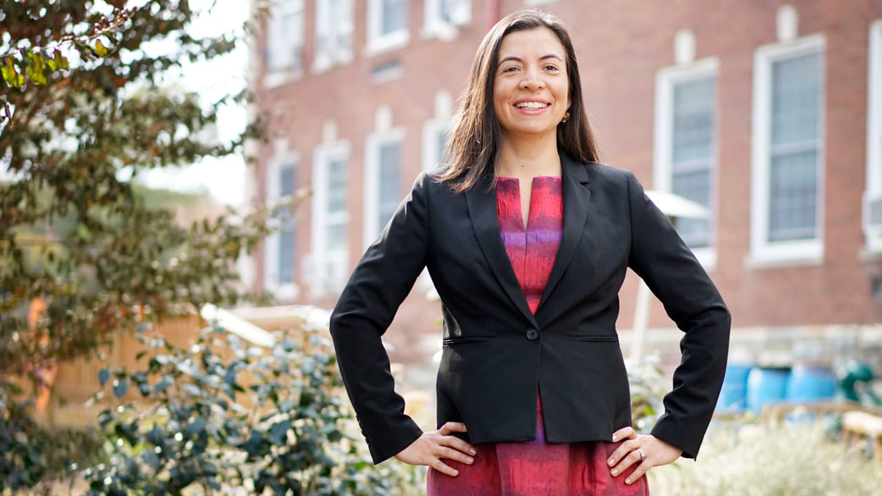 "Lideramos con el ejemplo”: la directora de una exitosa escuela bilingüe sobre los retos de ser una líder latina en la educación