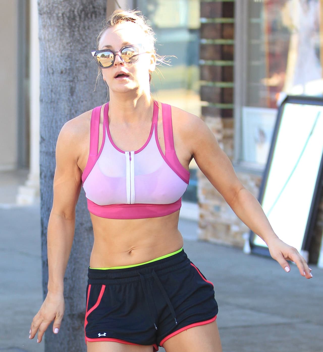 ¡Kaley Cuoco luce súper fit!