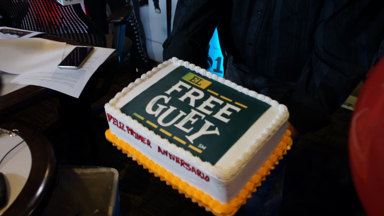 El cual decía: 
<b>'Feliz Primer Aniversario</b>'. ¿Quién quiere un pedazo?