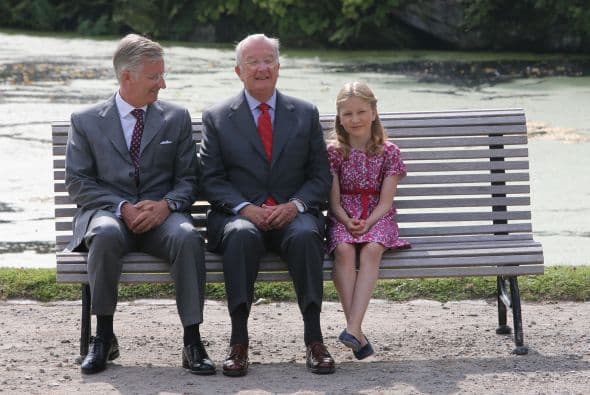 Elisabeth de Bélgica es la heredera al trono de su padre, Felipe, el rey de los Belgas. Tiene 12 años y es la mayor de cuatro hermanos.Además de su formación real, asiste al colegio y toma clases de danza. Sus padres han procurado que su vida pública sea limitada, sin embargo toma su papel ocasionalmente y siempre deja una buena impresión.Comparte mucho tiempo con sus padres y hermanos en actividades muy familiares.