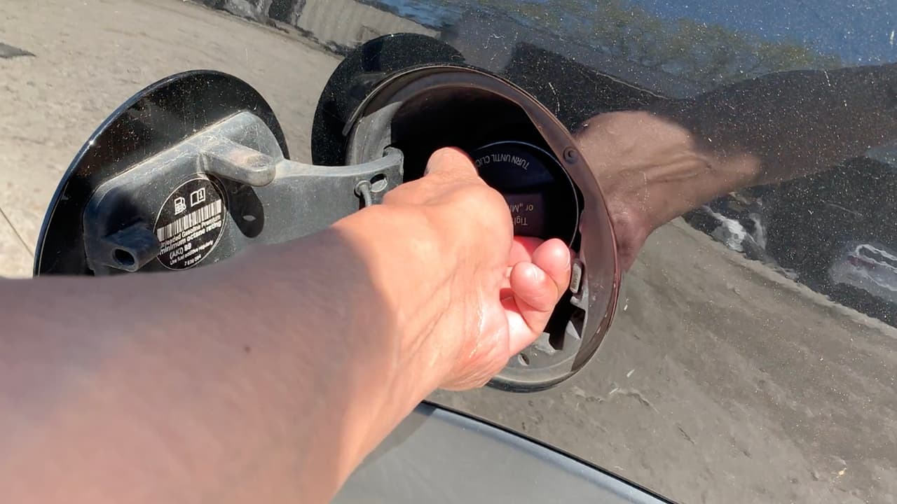 ¿Por qué? Es más fácil para el ladrón ingresar por debajo al vehículo y abrir el contenedor de gasolina.