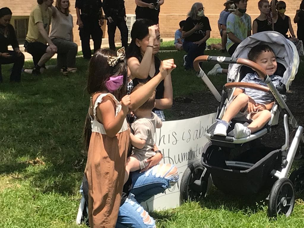 En la noche de este martes y ahora este miércoles continuaron las protestas, pero
<b>en su gran mayoría fueron pacíficas</b> en las decenas de ciudades donde se han registrado desde la semana pasada.