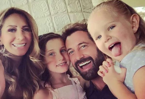Gabriel Soto llegó al extremo de aclarar dónde está su corazón: “Antes que nada, amo profundamente a mi esposa, Geraldine Bazán, y a mis hijas, Elissa y Miranda, quienes son mi motor y vida entera”. Asimismo, aseguró que las imágenes de la polémica correspondían a unos “segundos” de una “lucha”. La historia es “completamente falsa”, aseguró.