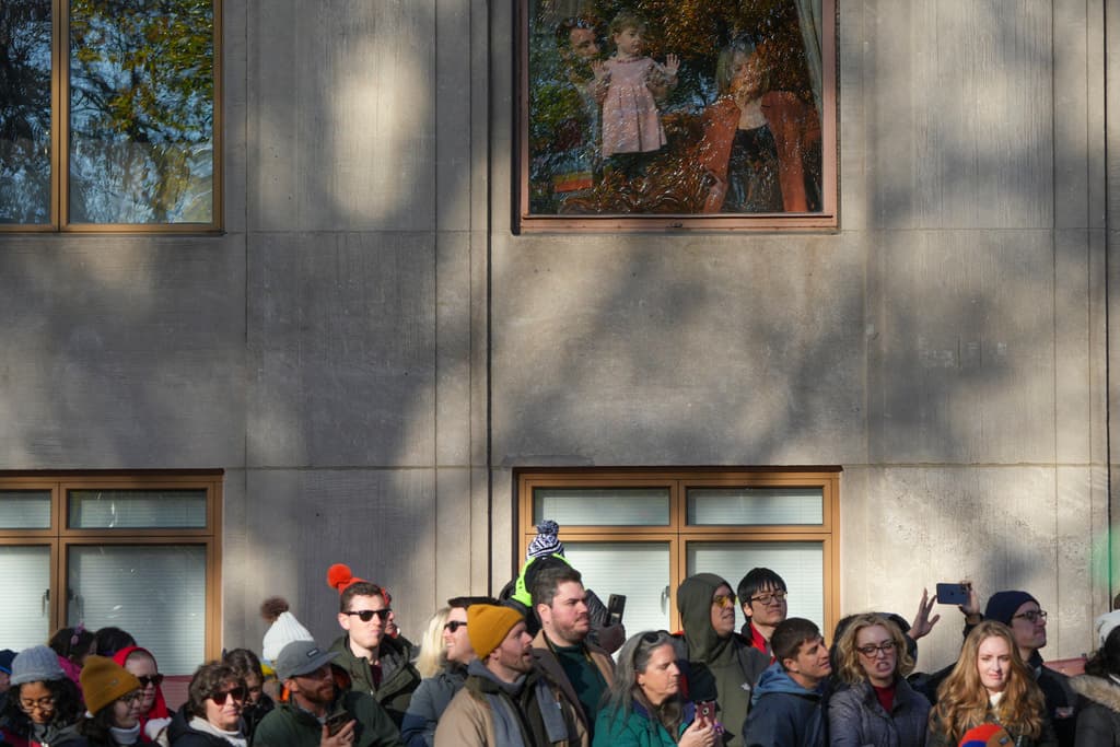 El desfile comenzó en el Upper West Side de Manhattan y continuó a lo largo de Central Park y terminará frente al establecimiento emblemático de Macy 's en la calle 34.