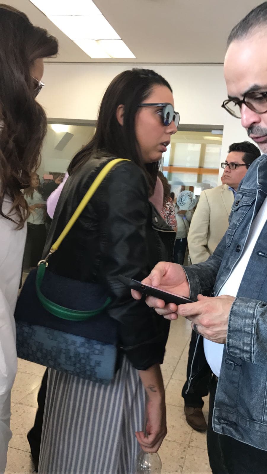 Nicolle Gil a su llegada al juzgado 12, donde apoya a su papá, el actor Julián Gil, en el juicio por la manutención del bebé Matías, que procreó con Marjorie de Sousa.