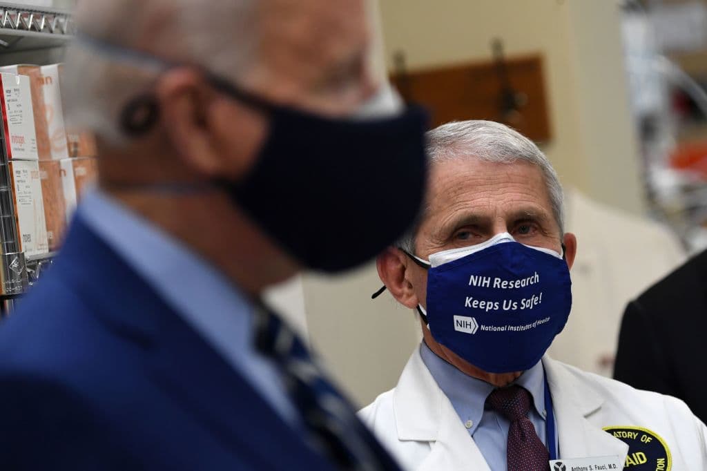 “Escuchen 
<a href="https://www.univision.com/temas/anthony-fauci">al doctor Fauci</a>” , pidió Biden en el discurso, donde recordó las recomendaciones de los CDC de no bajar la guardia para evitar una nueva ola de contagios. “Siempre hemos sabido cuál es la manera de derrotar esta pandemia, es a través de la verdad y haciendo caso a los expertos y a la ciencia”.
<br>
<br>En la imagen, Fauci mira al presidente durante una visita también este jueves 11 de marzo a los Institutos Nacionales de Salud (NIH, en inglés) en Bethesda, Maryland.