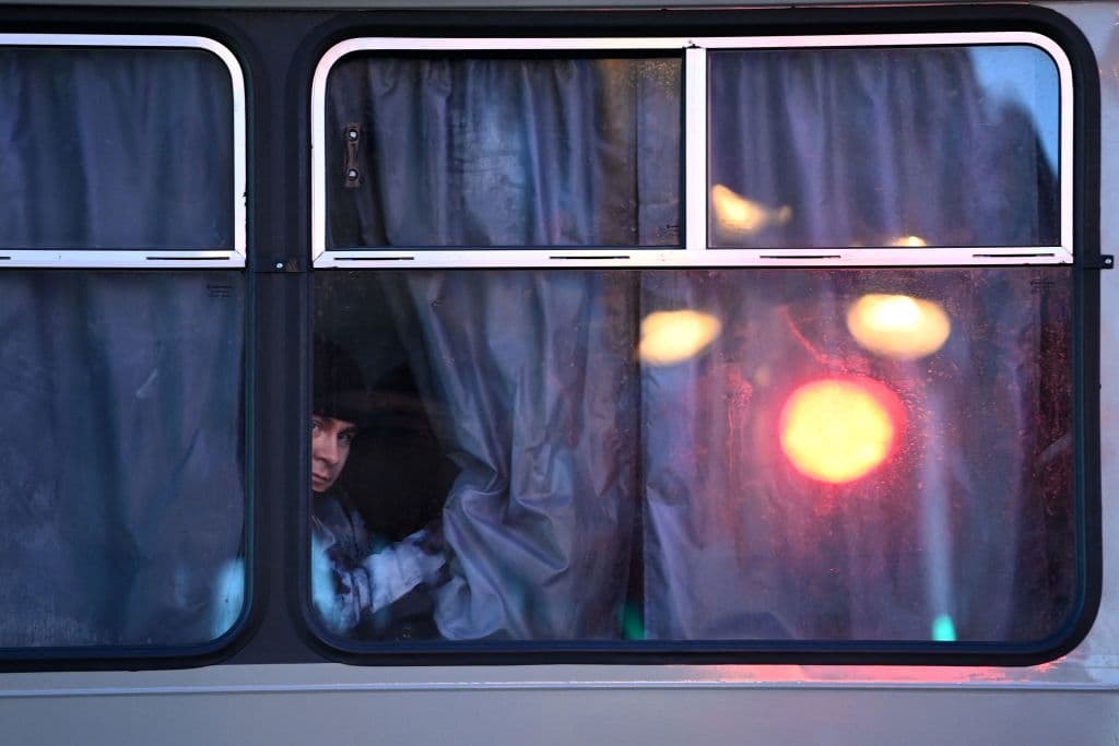 Un oficial de la policía mira a la calle a través de la ventana de uno de los autobuses en los que fueron trasladados a la plaza Pushkinskaya, en el centro de Moscú, para frenar las protestas.