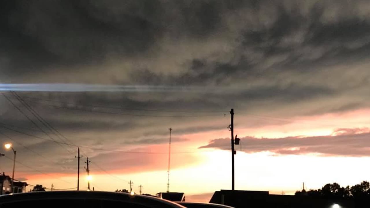 "Casi las 9 de la noche y así se veía el cielo 😳🙊(en el) área de Wallisville y el 90", escribió Crystal Ortiz.