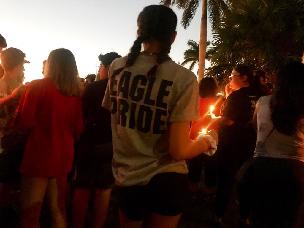 Eden Samara, de 14 años, lleva una camiseta de la escuela que dice “orgullo de águilas”, honrando a los equipos de deporte de la misma. Dice que la escuela le regaló la camiseta cuando entregó en recepción un teléfono extraviado. “Escuchas estas cosas en las noticias y piensas eso no me va a pasar a mi. Esta es mi escuela, esta es mi casa. Soy parte de mi escuela y mi escuela es parte de mi. Nunca va a ser lo mismo”, dice al comienzo de la vigilia.