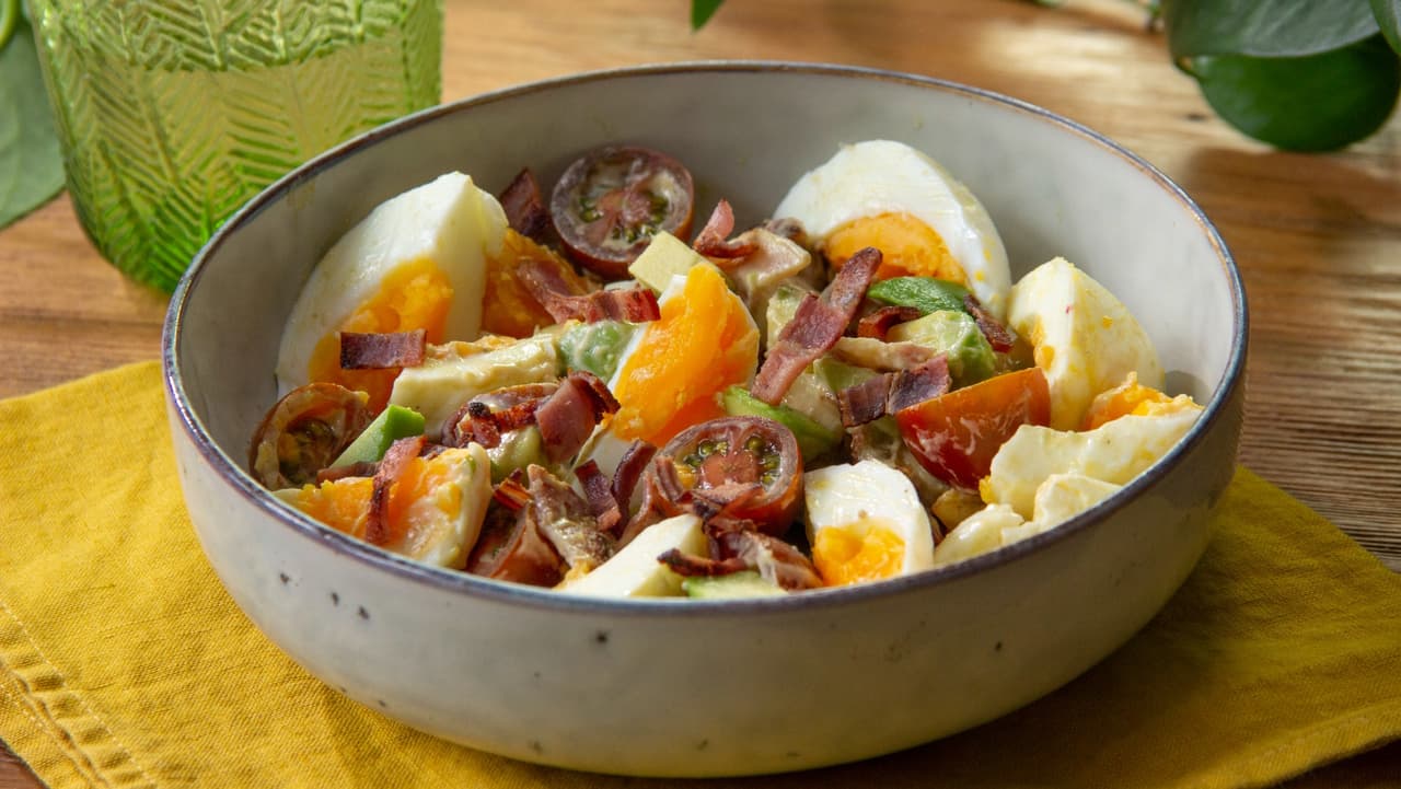 Ensalada de huevo con tocino y queso (rápida y completa)