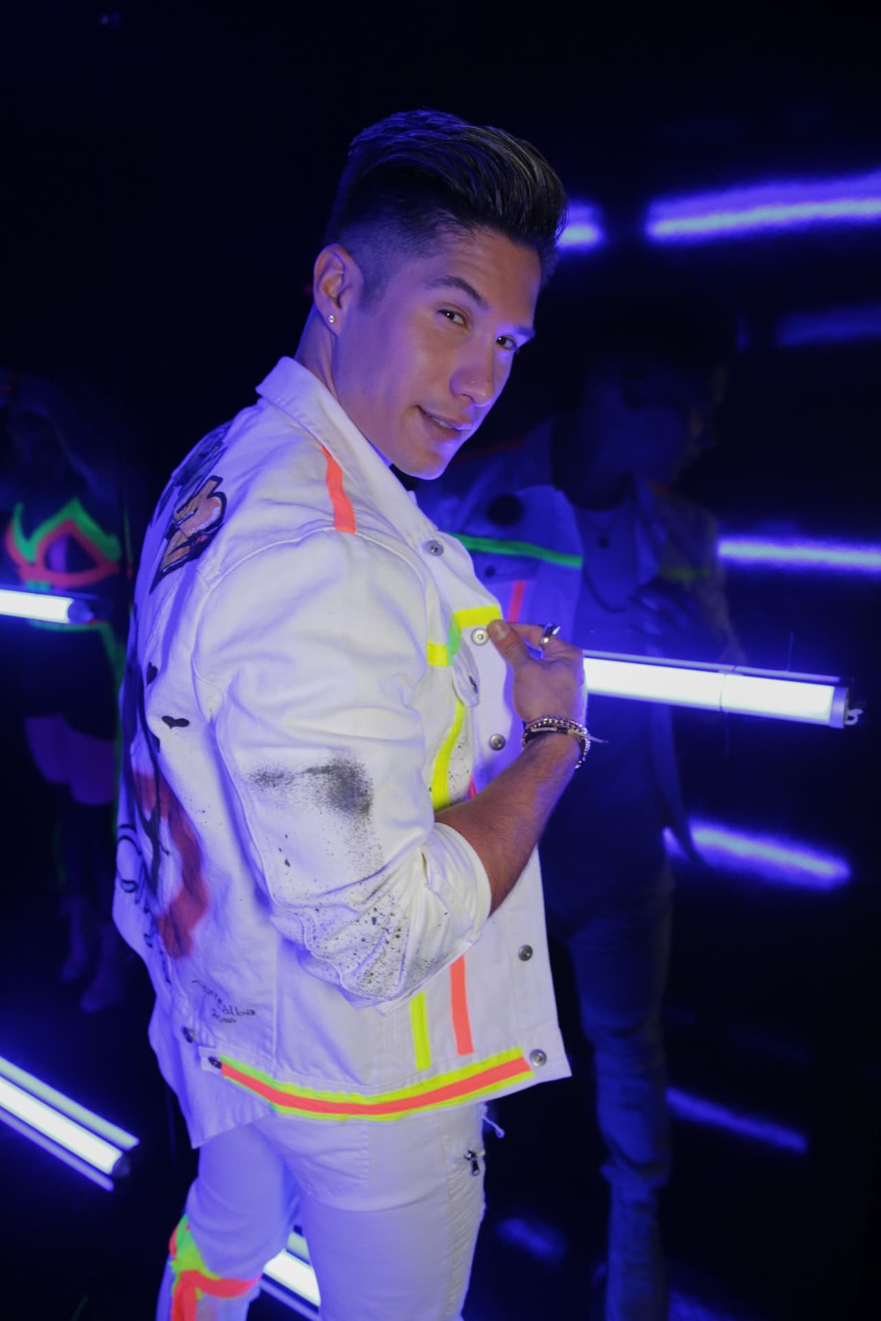 <a href="https://www.univision.com/shows/nuestra-belleza-latina/brillando-en-la-oscuridad-nuestra-belleza-latina-arranca-al-ritmo-de-chyno-fotos" target="_blank">Chyno Miranda fue el elegido para el show de arranque, con las chicas brillando en la oscuridad</a>.