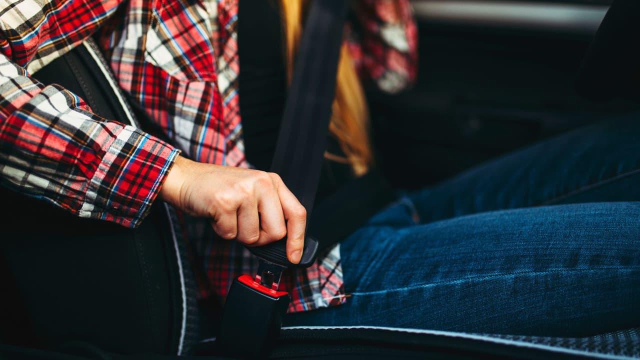 <h3 class="cms-H3-H3">Qué dice la ley en Texas</h3> Si tienes 15 años o más y vas en un asiento equipado con cinturón, 
<b>debes usarlo.</b> 
<br>Si no lo usas, 
<b>tú cometes la infracción en Texas. </b>
<br>La multa que fija la ley para ese caso 
<b>es de 25 a 50 dólares.</b> 
<br>Si el pasajero es menor de 17 años y ya no está en edad de silla infantil, 
<b>el foco pasa al conductor.</b> 
<br>La ley dice que el conductor comete la infracción 
<b>si permite que ese menor viaje sin cinturón en un asiento que lo tiene.</b>
<br>La multa en ese caso es de 
<b>100 a 200 dólares.</b>