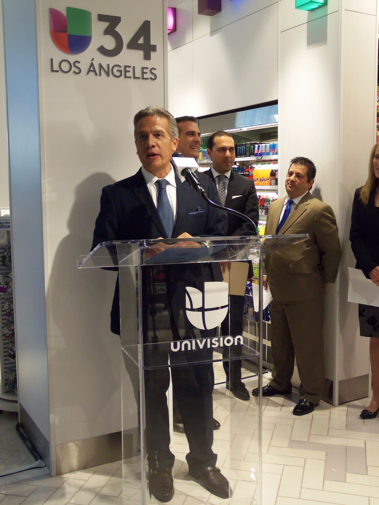 Así se festejó la inauguración de la tienda de Univision en LAX