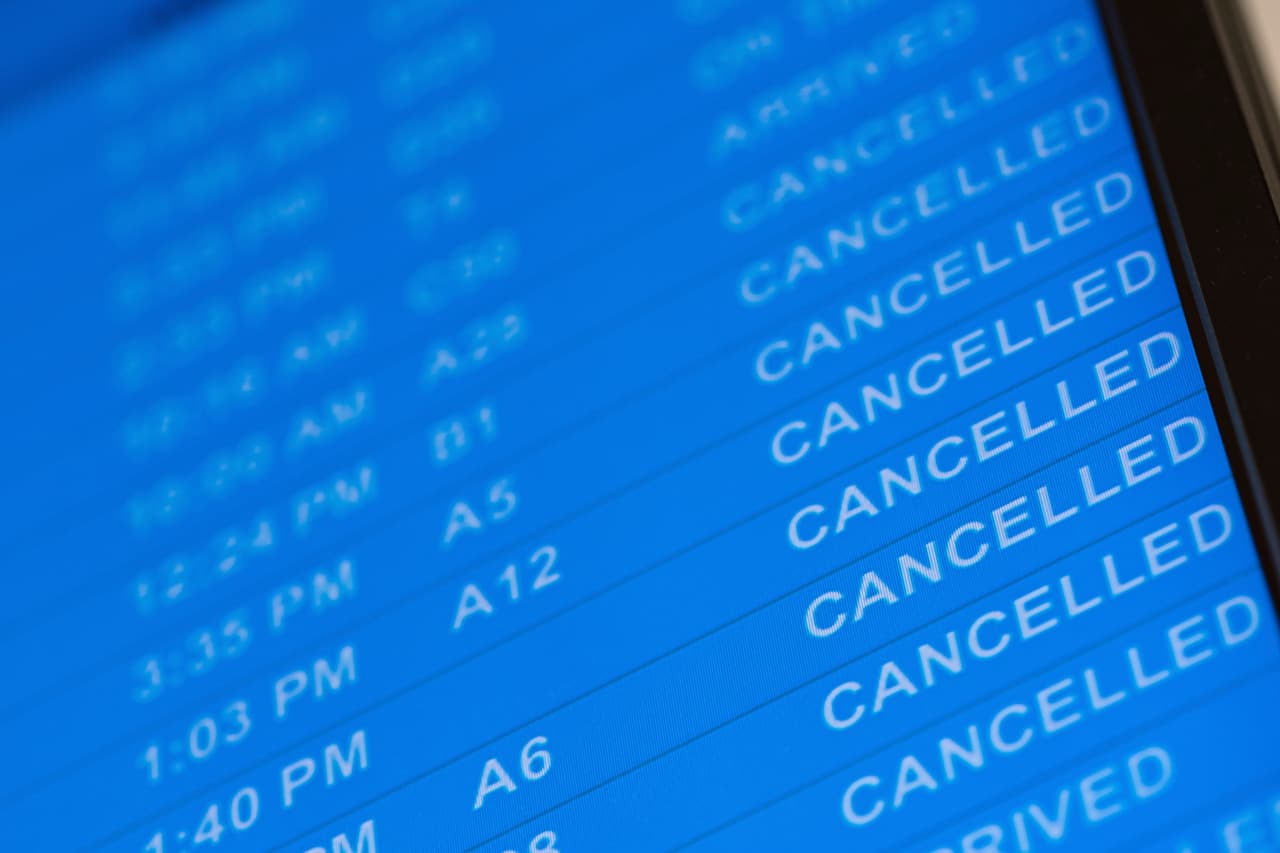 Las condiciones del tiempo obligaron la cancelación de cerca de 3,000 vuelos. El aeropuerto más afectado fue el de 
<b>Charlotte, Carolina del Norte</b>. Más de 1,200 vuelos fueron afectados, lo que significa el 90% del total de la actividad de este aeropuerto, según el sitio flightaware.com.