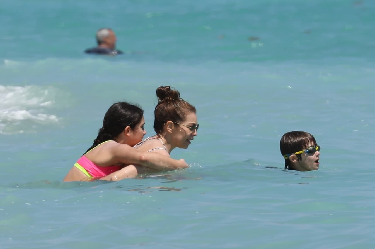 Si a diario divierte a sus fans a través de las redes sociales, 
<b><a href="https://www.univision.com/especiales/premios-juventud/thalia-dedica-emotiva-carta-a-sus-hijos">qué no hará por sus hijos la cantante y actriz mexicana Thalía</a></b>, a quien los paparazzi sorprendieron en los pasados días dándose un chapuzón con 
<b>Sabrina y Matthew</b>, en Miami Beach.