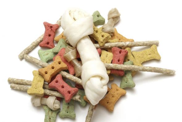 Huesos de cuero.! A su favor se puede decir que ayudan a prevenir problemas dentales, limpian la placa y alivian el estrés (¡sí, tu pequeño peludo también se frustra!).