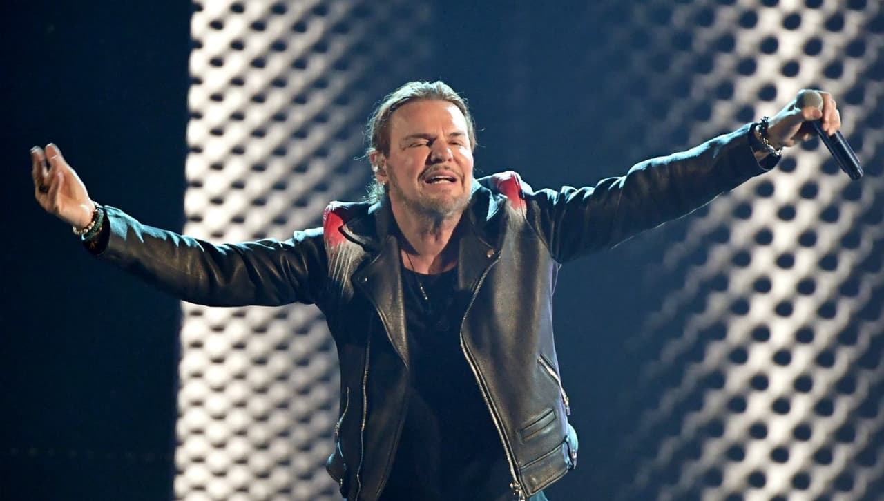 Ante las cámaras de Sale el Sol, relató que "sí se hizo una cirugia muy peligrosa en Los Ángeles, en la cara [...]". La conductora y el cantante fueron pareja de 2013 a 2015.