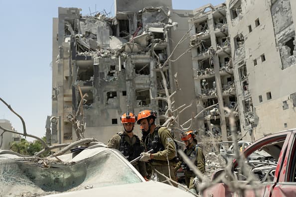 Rescatistas en Beersheba, localidad israelí donde se reportaron cuatro muertos.