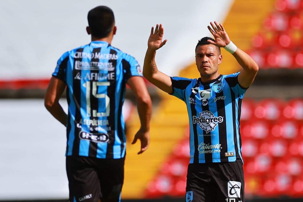 Necaxa, con Milton Giménez como gran protagonista, derrotó fuera de casa a Gallos. El delantero de Rayos hizo los dos goles de su equipo e incluso un autogol.