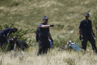Los expertos internacionales siguen encontrando restos humanos y efectos personales de los pasajeros del vuelo MH17.