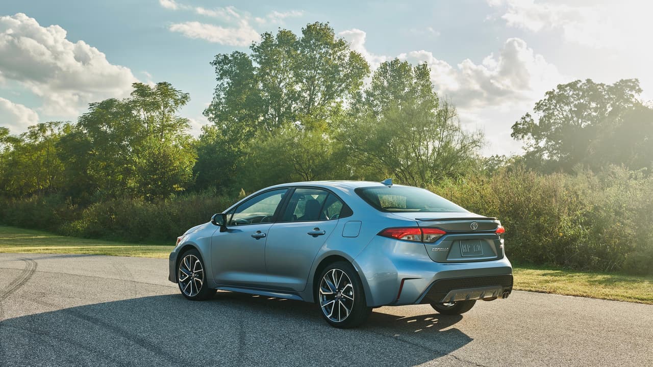 Si te resulta familiar es porque se trata de la versión sedán del 
<b><a href="https://www.univision.com/noticias/pruebas-de-manejo/prueba-toyota-corolla-hatchback-2019-un-compacto-con-estilo" target="_blank">Toyota Corolla hatchback 2019</a></b> que debutó en el Auto Show de Nueva York 2018.