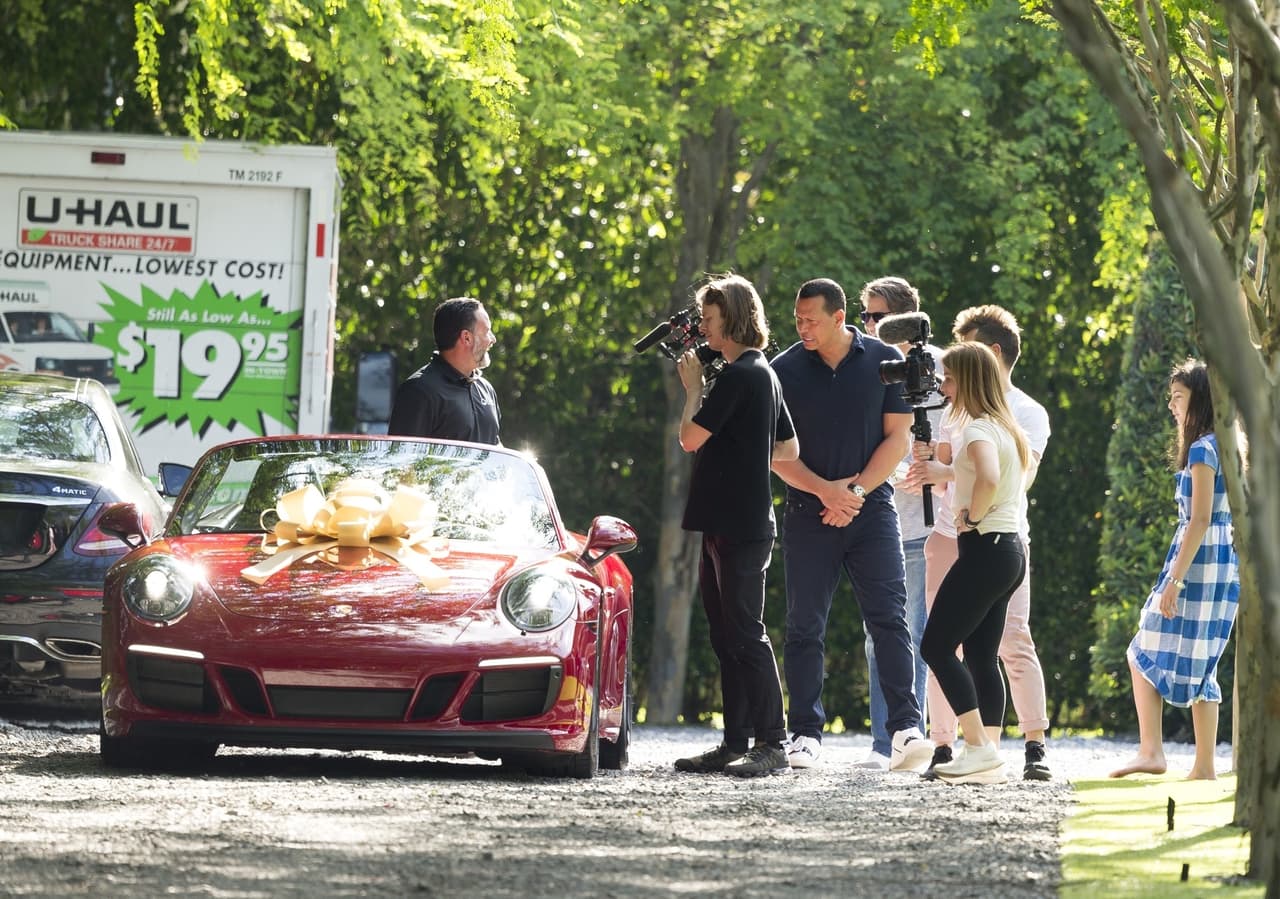 Según Daily Mail, A-Rod 
<b><a href="https://www.dailymail.co.uk/tvshowbiz/article-9907407/Alex-Rodriguez-strikes-pose-Porsche-gifted-Jennifer-Lopez-50th-birthday-2019.html" target="_blank">se habría "apoderado de ese costoso auto deportivo"</a></b> tras su sonada separación. 
<br>