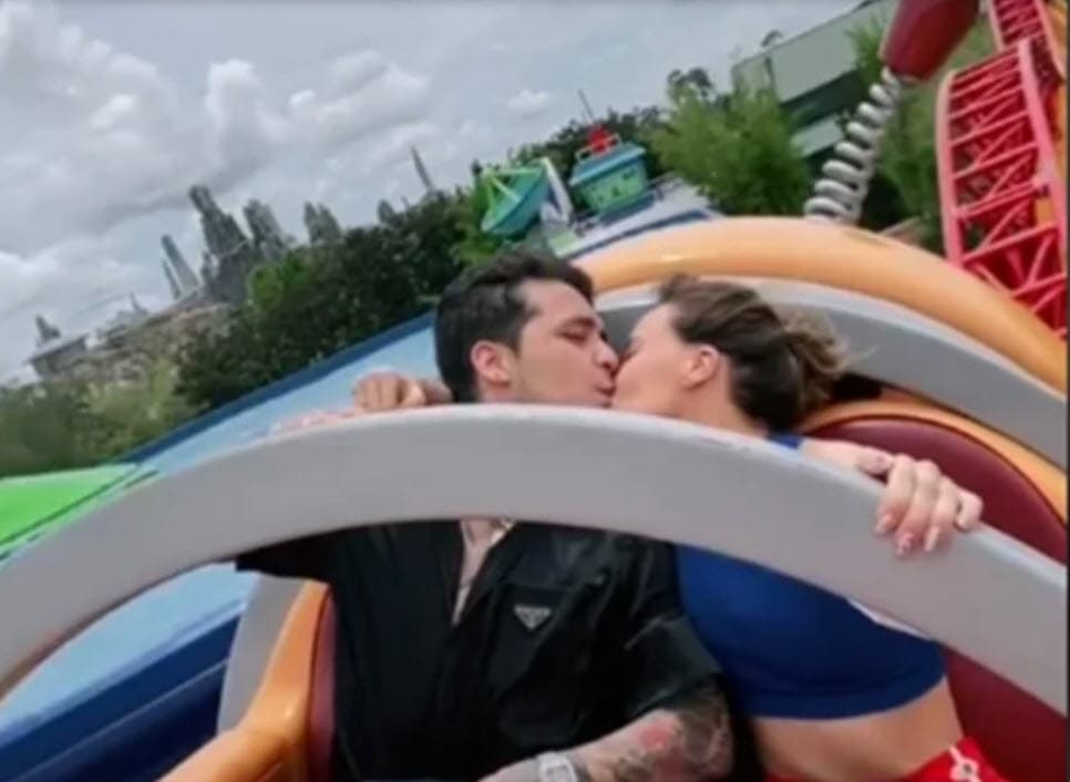 Esa aventura fue la última en que a la pareja se les vio juntos en redes sociales antes de que el artista borarra todo rastro de ella.